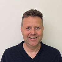 Christoph  macht Selbstverteidigung im Echelmeyerpark in Saarbrücken im Nauwieser Viertel