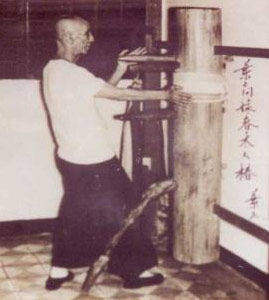 Yip Man an der Holzpuppe der Wing Chun Kampfkunst